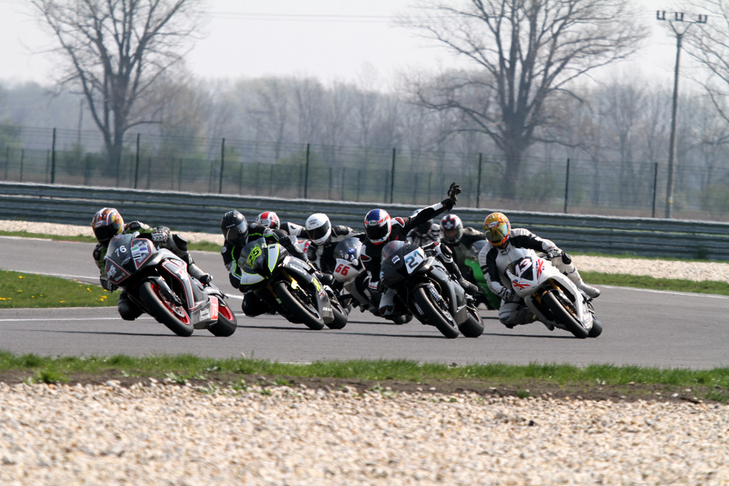 Ulrik Døssing (9) trak sig sejrrig ud af kampen i Super Bike-klassen mod Erik Thomsen (177).